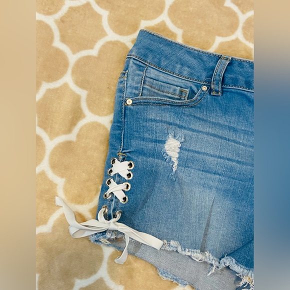 Super short denim shorts with lace up detail on the side - Picture 2 of 5